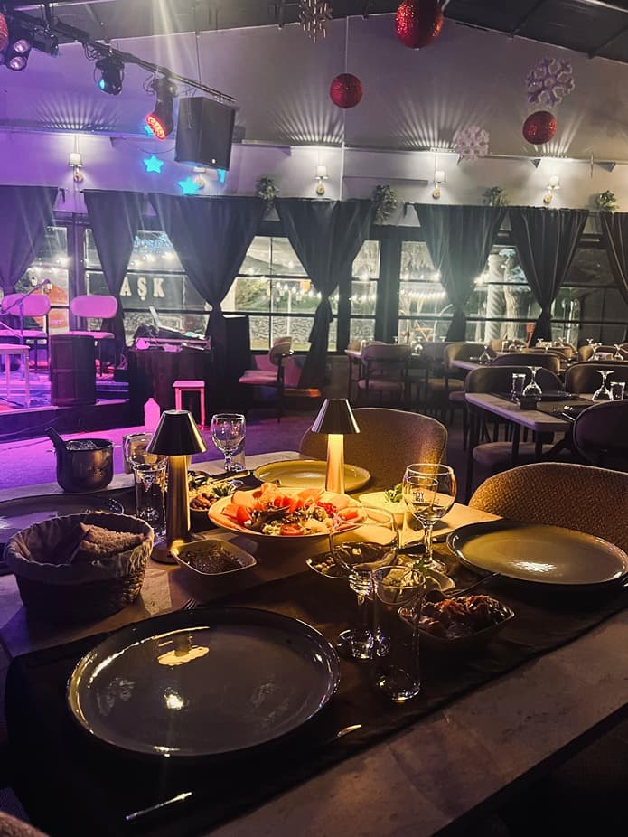 Mango Garden İs Sahne 